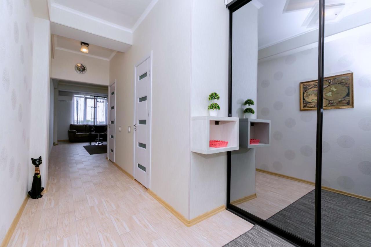 Apartament De Lux Cu 2 Camere Si Living 키시나우 외부 사진